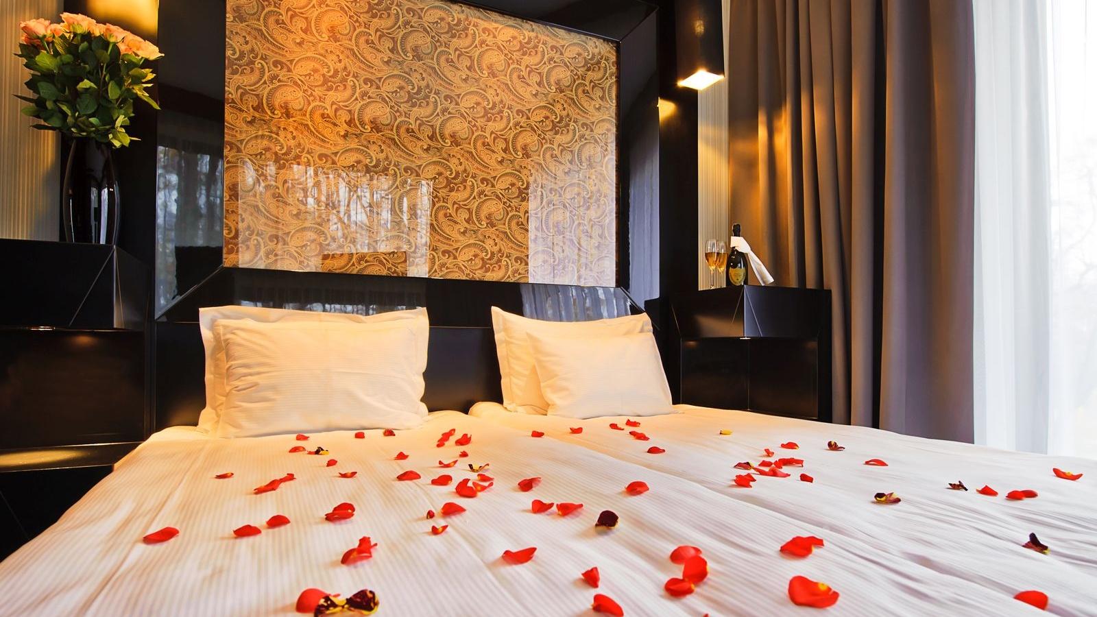 ホテル プラチナム パレス ヴロツワフ エクステリア 写真 A bed with rose petals