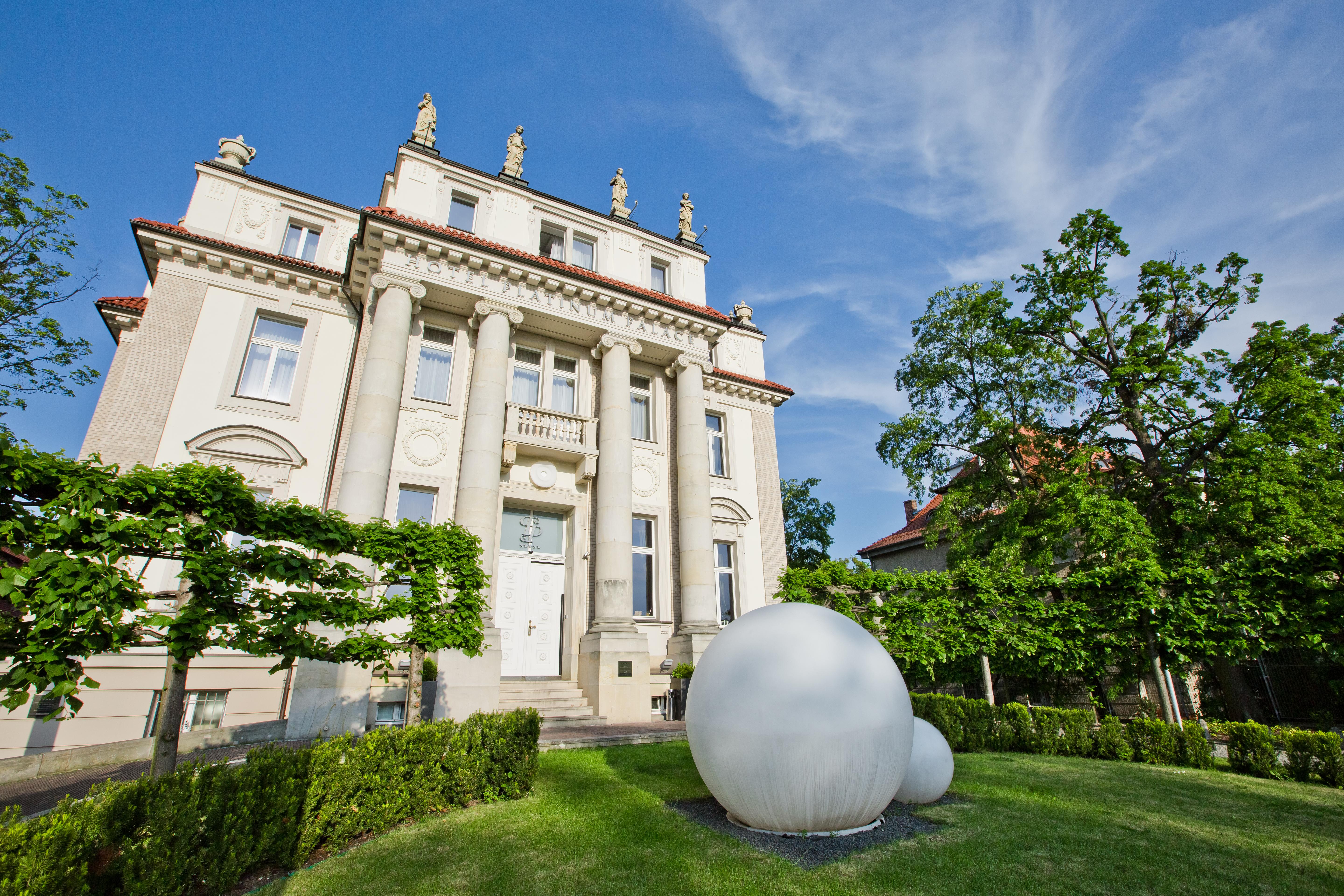 ホテル プラチナム パレス ヴロツワフ エクステリア 写真 The main building of the university