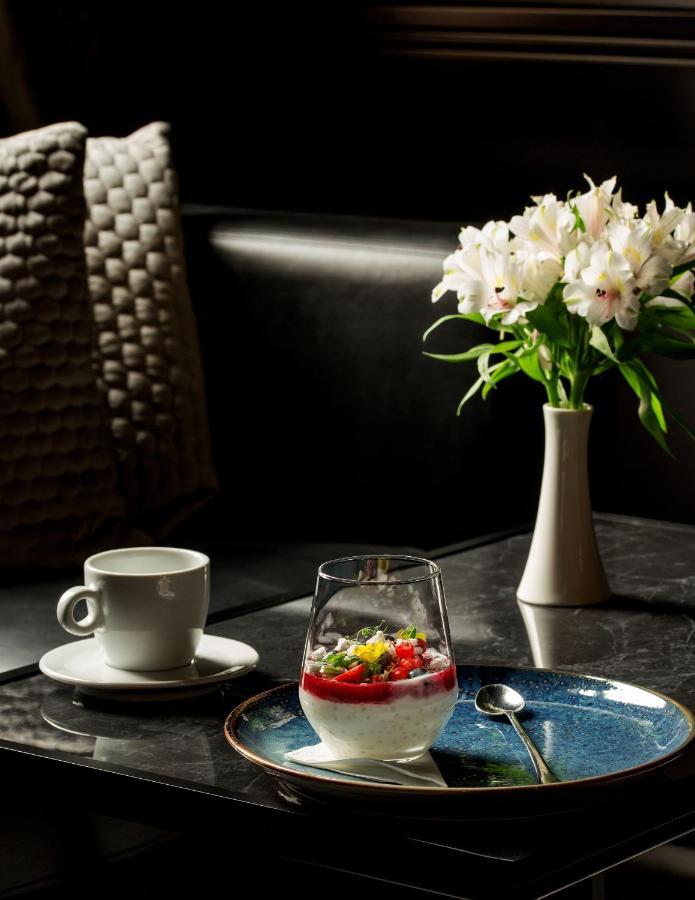 ホテル プラチナム パレス ヴロツワフ エクステリア 写真 A cup of coffee and a vase of flowers