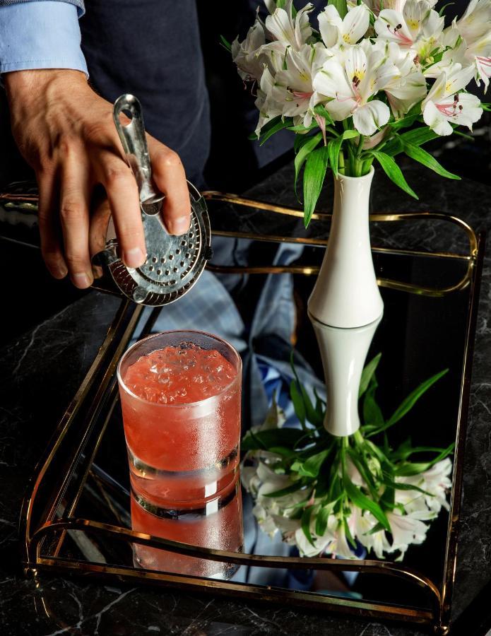 ホテル プラチナム パレス ヴロツワフ エクステリア 写真 A bartender straining a cocktail