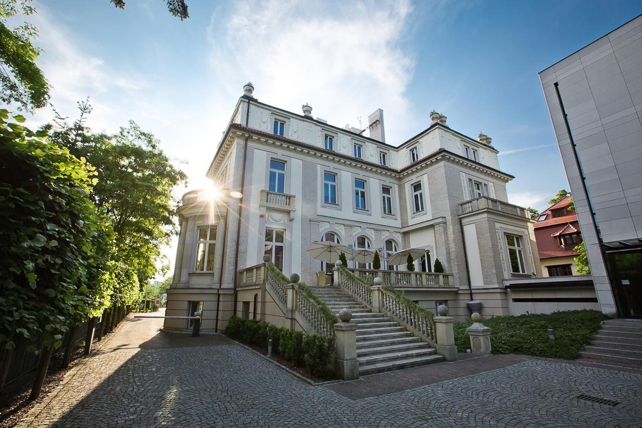ホテル プラチナム パレス ヴロツワフ エクステリア 写真 The main building of the university