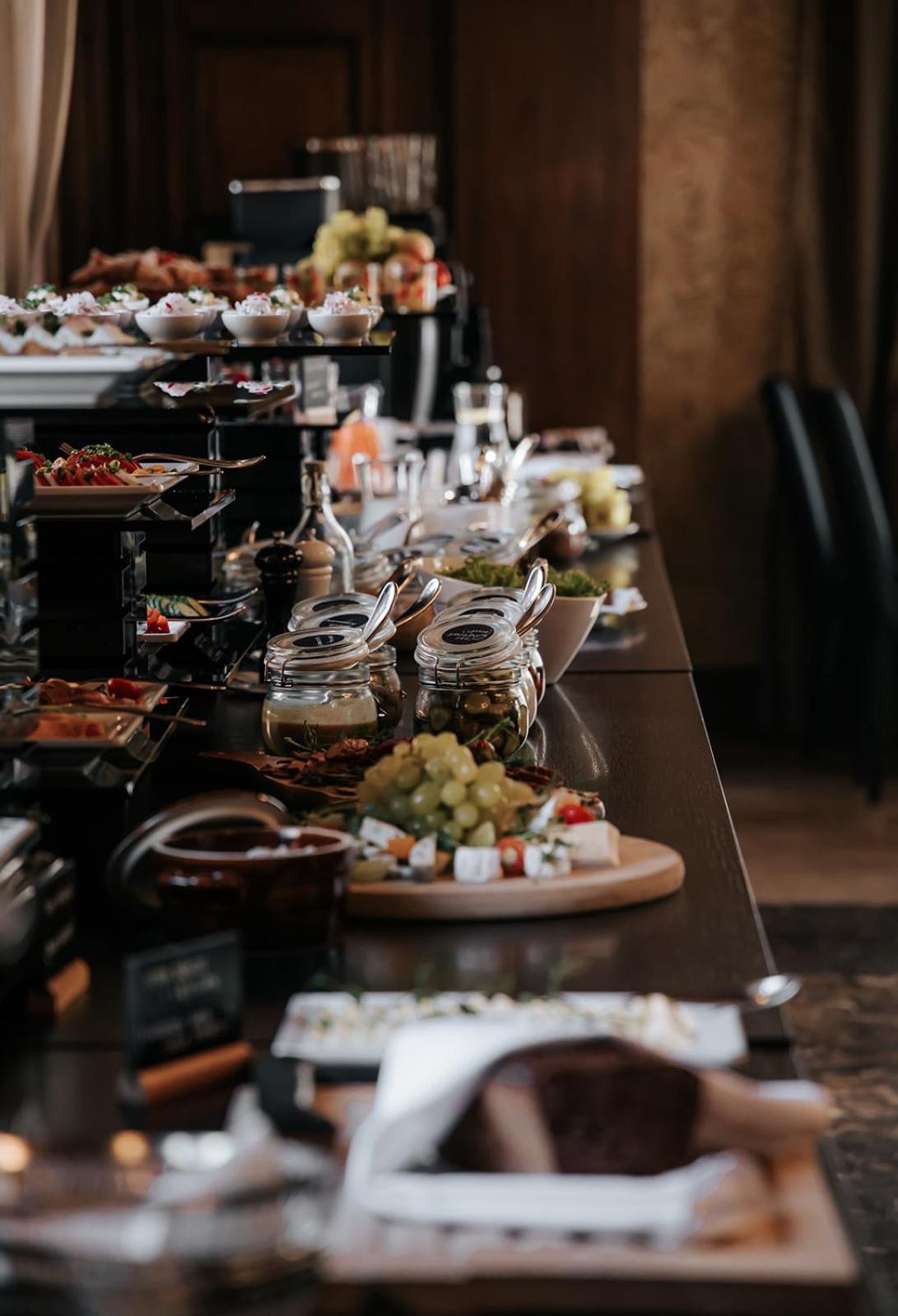ホテル プラチナム パレス ヴロツワフ エクステリア 写真 A buffet at a restaurant