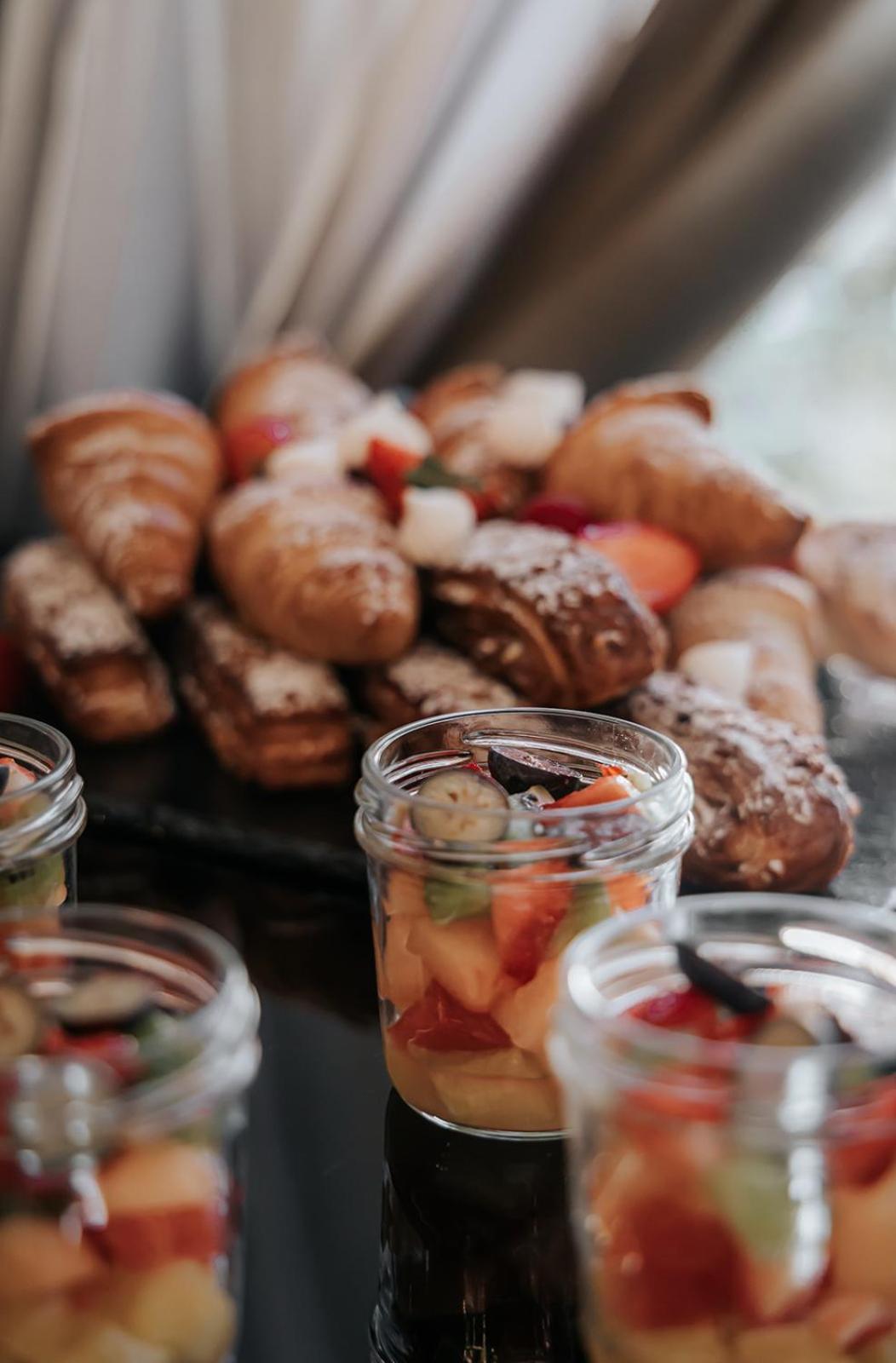 ホテル プラチナム パレス ヴロツワフ エクステリア 写真 A selection of pastries and fruit