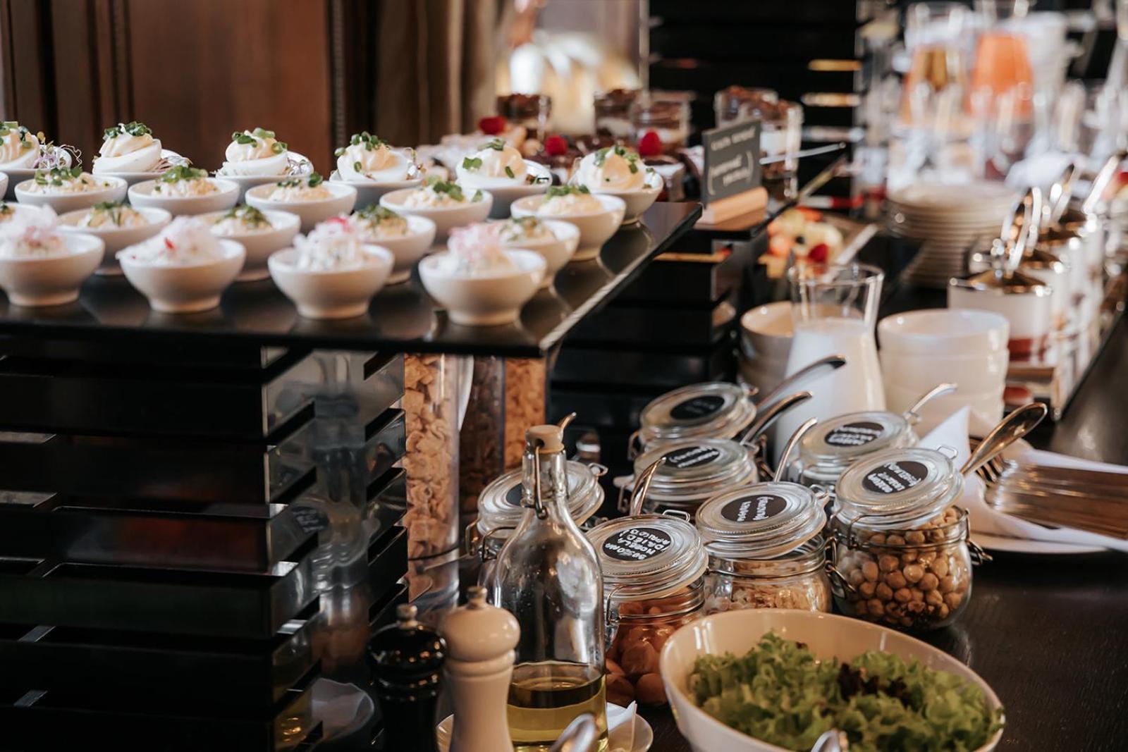 ホテル プラチナム パレス ヴロツワフ エクステリア 写真 A buffet at a restaurant