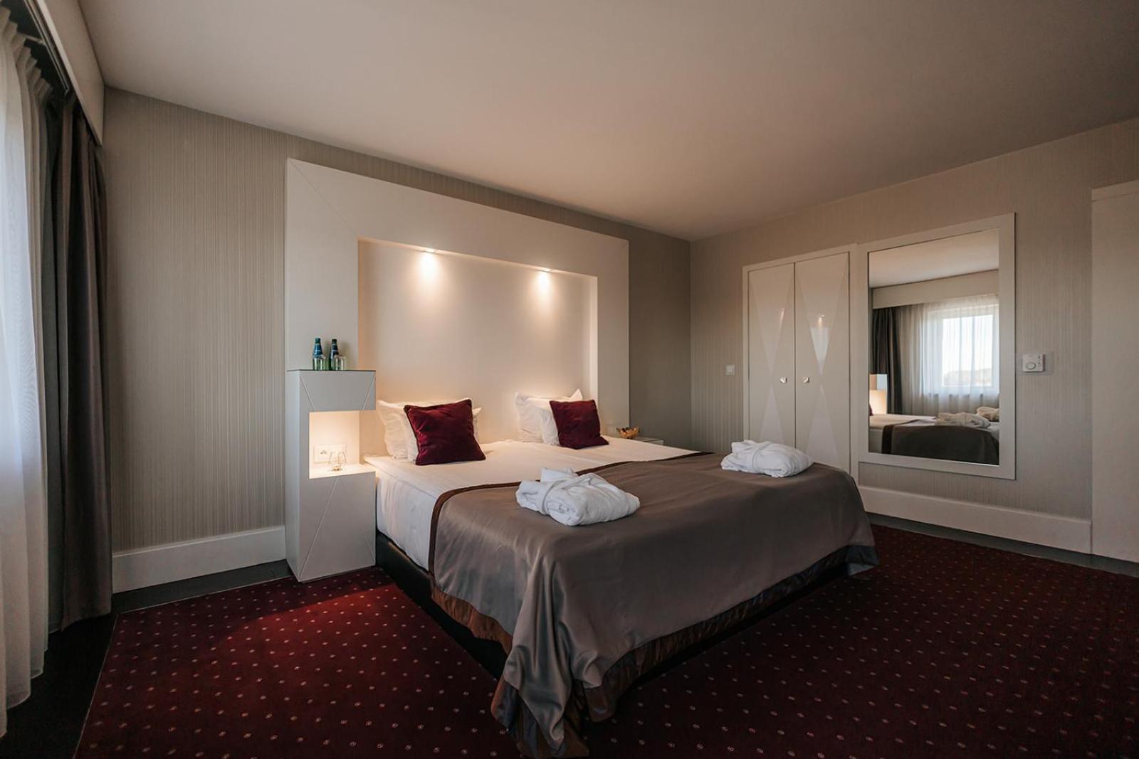 ホテル プラチナム パレス ヴロツワフ エクステリア 写真 A room at the hotel