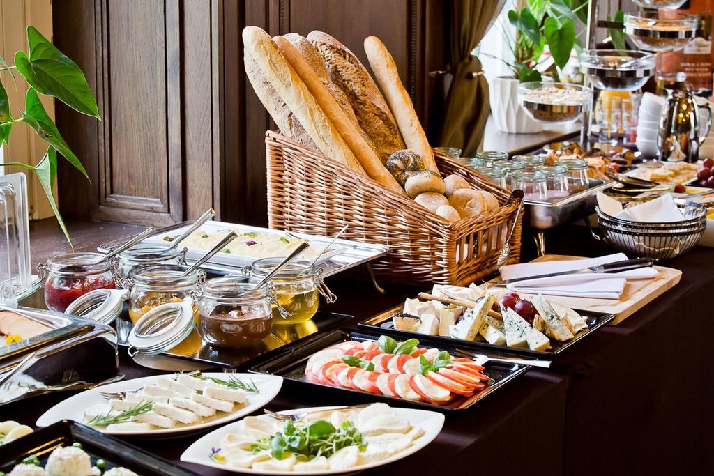ホテル プラチナム パレス ヴロツワフ エクステリア 写真 A buffet