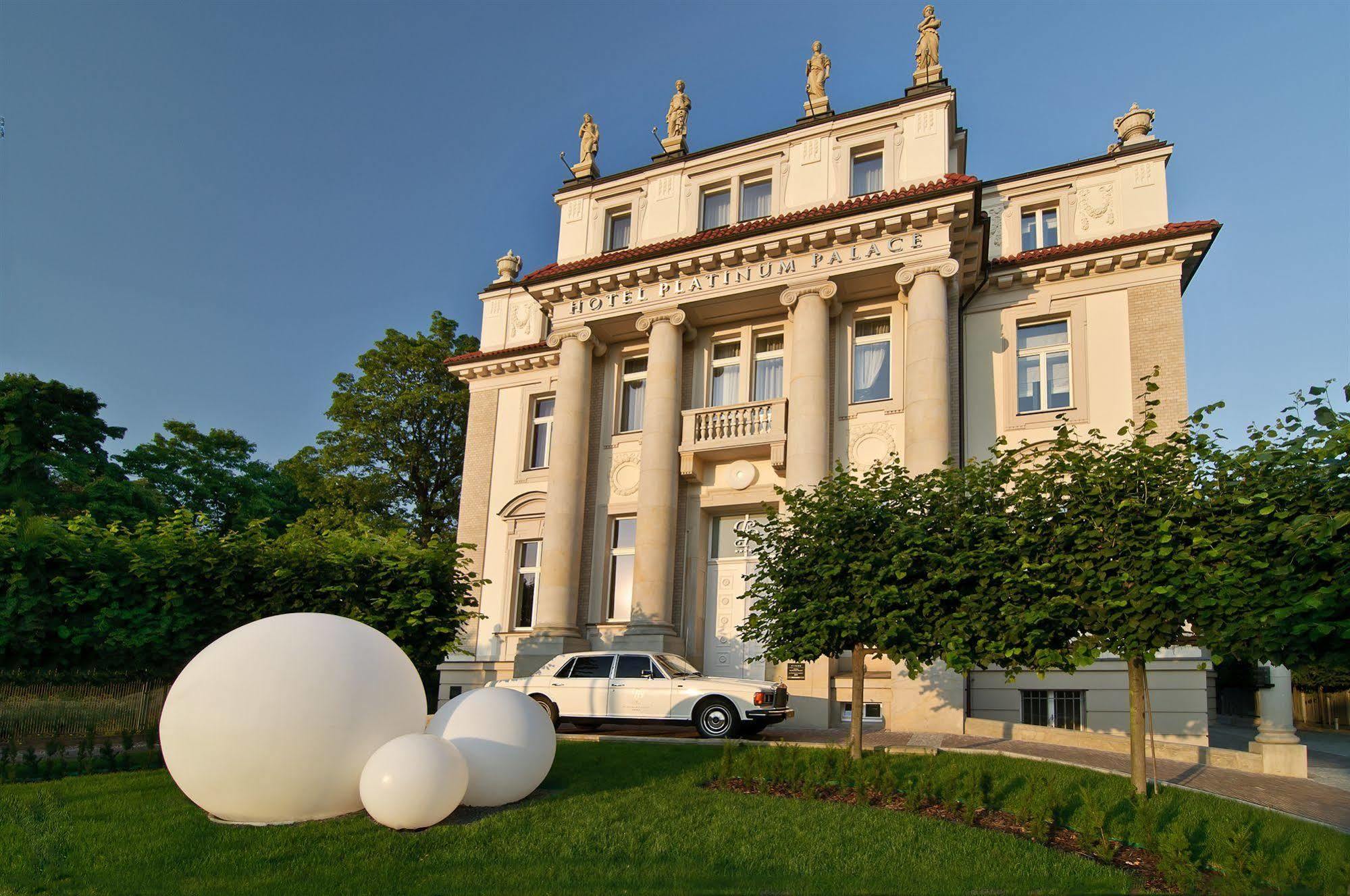ホテル プラチナム パレス ヴロツワフ エクステリア 写真 The main building of the Academy