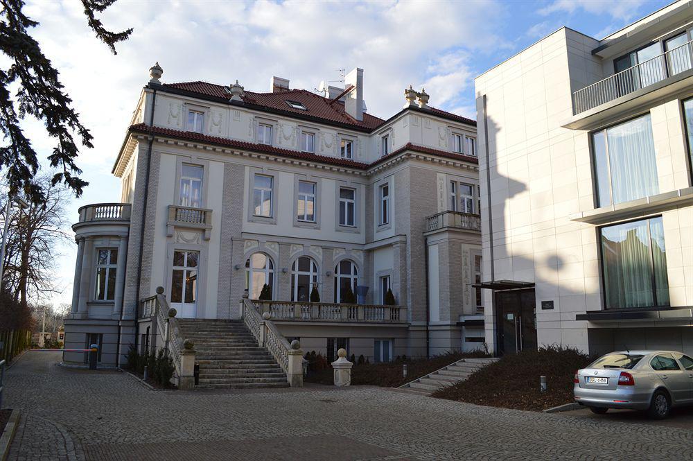 ホテル プラチナム パレス ヴロツワフ エクステリア 写真 The former residence of the German ambassador in Warsaw, now the seat of the Polish Academy of Sciences